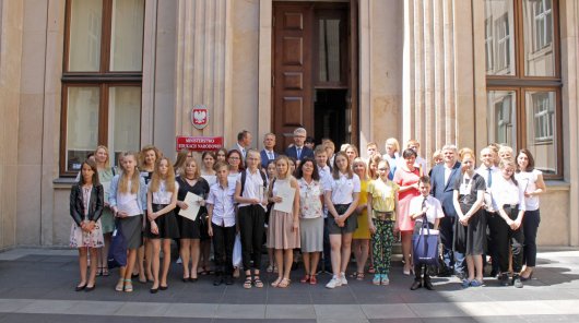 Zdjęcie grupowe przed gmachem Ministerstwa Edukacji Narodowej uczestników seminarium podsumowującego IX edycję Programu „Twoje dane – Twoja sprawa”