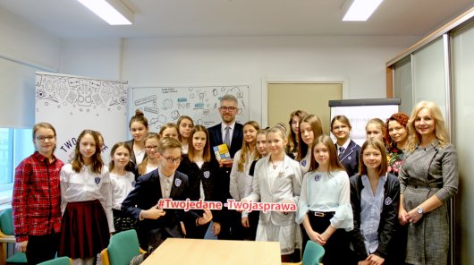 Spotkanie Mirosława Sanka, Zastępcy Prezesa UODO z uczniami szkoły uczestniczącej w programie edukacyjnym "Twoje dane - Twoja sprawa"