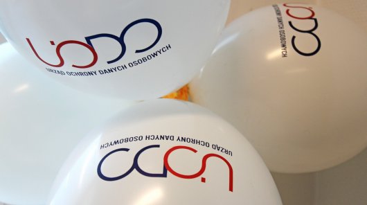 Zdjęcie przedstawiające białe balony z logiem UODO.