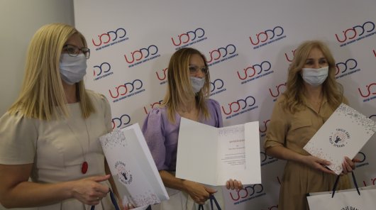 Trzy nauczycielki Szkoły Podstawowej nr 360 z Warszawy, wyróżnionej w konkursie Urzędu Ochrony Danych Osobowych.