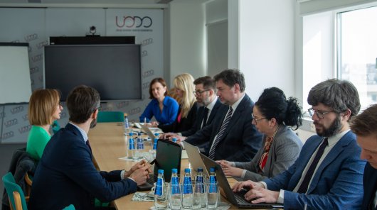 Zdjęcie przedstawiające Pana Mirosława Wróblewskiego, Prezesa UODO  podczas spotkania z Izbą Gospodarki Elektronicznej