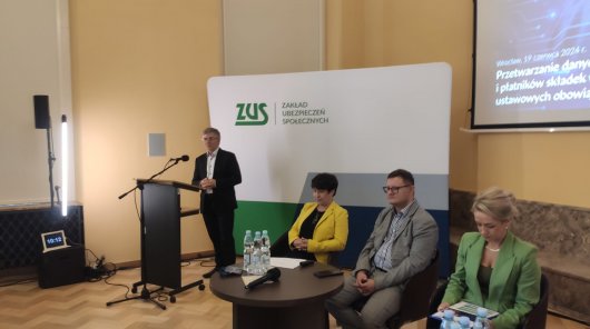 Zdjęcie przedstawiające uczestników Konferencji „Przetwarzanie danych przez ZUS i płatników składek w związku z realizacją ustawowych obowiązków. Praktyczne aspekty”