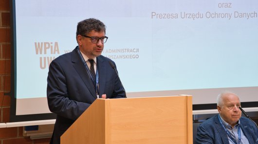 Zdjęcie - konferencja naukowa „Ochrona danych osobowych w świetle aktu o sztucznej inteligencji i innych aktów wdrażających europejską strategię danych”