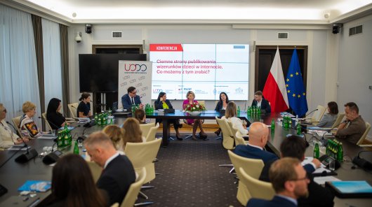 Zdjęcie przedstawiające konferencji zorganizowaną 8 lipca 2024 przez Parlamentarny Zespół Praw Dziecka i UODO, w partnerstwie z Państwową Komisją ds. przeciwdziałania wykorzystaniu seksualnemu małoletnich poniżej lat 15, Biurem Kryminalnym Komendy Głównej Policji oraz partnerami społecznymi.