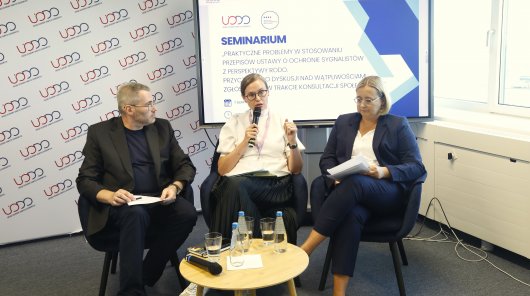 Zdjęcie przedstawiające uczestników I panelu seminarium, siedzących na krzesłach, przy stoliku, od lewej: prowadzący panel dr Paweł Litwiński, członek Społecznego Zespołu Ekspertów przy prezesie UODO, r.pr. Izabela Pawelczyk Pakuła, Stowarzyszenia Prawa Nowych Technologii, Anna Jakubowska, zastępczyni dyrektor Departamentu Skarg UODO