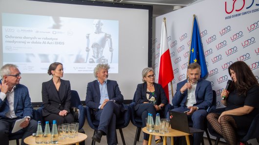 Zdjęcie przedstawiające od lewej strony: Jacka Donca, Zastępcę Komendanta CSK MON Wojskowy Instytut Medyczny, Karolinę Koprowską, Dyrektor Marektingu Synektik S.A. Zbigniewa Nawrat, prof. Instytutu Protez Serca, Katarzynę Kędzior - Kierownik Działu Standaryzacji Świadczeń Opieki Zdrowotnej, AOTMiT, Tomasz Pawlęgę, Kierownik Sekcji Innowacji w Departamencie Analiz i Innowacji, NFZ oraz moderator: Aleksandra Kurowska, Cowzdrowiu.pl.