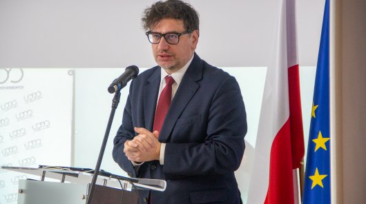 Zdjęcie przedstawiające prezesa UODO, Mirosława Wróblewskiego, przy mównicy, przemawiającego w trakcie konferencji.