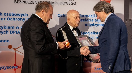 Zdjęcie przedstawia zastępcę prezesa UODO Konrada komornickiego 
