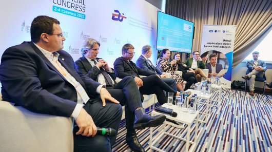 Zdjęcie przestawiające panelistów na XV edycji Europejskiego Kongresu Finansowego w Sopocie. Drugi od lewej strony Konrad Komornicki, zastępca prezesa UODO.