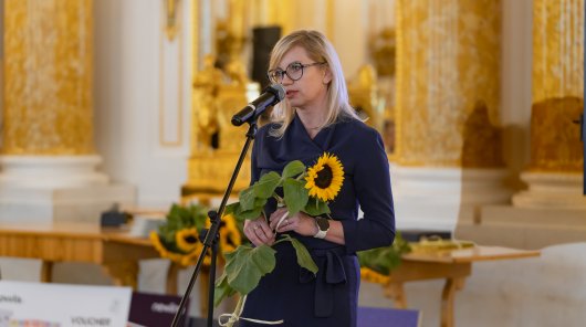 Zdjęcie z 7 października 2025 r. na Zamku Królewskim w Warszawie, gdzie program edukacyjny „Twoje dane – Twoja sprawa” został uhonorowany tytułem Inicjatywy Edukacyjnej Roku