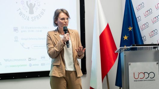 Zdjęcie z 22 i 23 października 2025 r., gdzie w siedzibie Urzędu Ochrony Danych Osobowych odbyła się konferencja szkoleniowa „Prywatność i sztuczna inteligencja w edukacji”, inaugurująca XVI edycję programu „Twoje dane – Twoja sprawa”