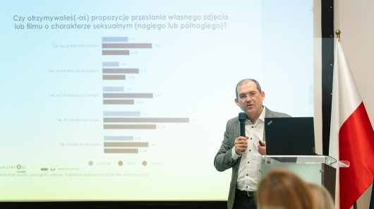 Zdjęcie z 22 i 23 października 2025 r., gdzie w siedzibie Urzędu Ochrony Danych Osobowych odbyła się konferencja szkoleniowa „Prywatność i sztuczna inteligencja w edukacji”, inaugurująca XVI edycję programu „Twoje dane – Twoja sprawa”