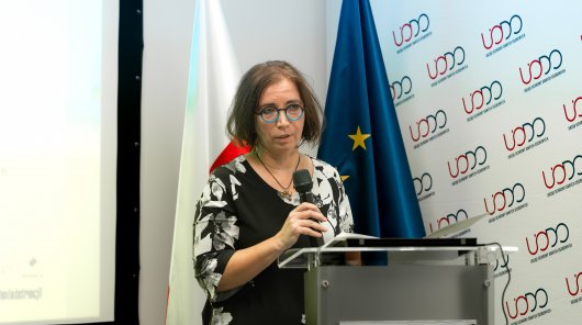 Zdjęcie z 22 i 23 października 2025 r., gdzie w siedzibie Urzędu Ochrony Danych Osobowych odbyła się konferencja szkoleniowa „Prywatność i sztuczna inteligencja w edukacji”, inaugurująca XVI edycję programu „Twoje dane – Twoja sprawa”
