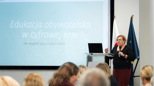 Zdjęcie z 22 i 23 października 2025 r., gdzie w siedzibie Urzędu Ochrony Danych Osobowych odbyła się konferencja szkoleniowa „Prywatność i sztuczna inteligencja w edukacji”, inaugurująca XVI edycję programu „Twoje dane – Twoja sprawa”