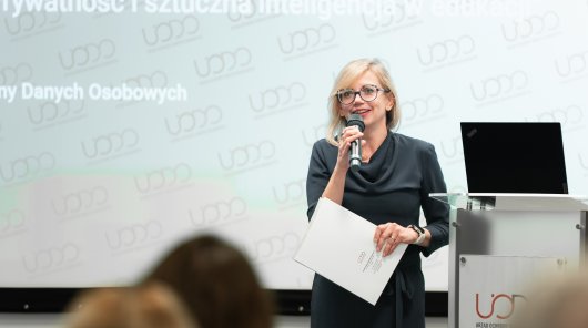 Zdjęcie z 22 i 23 października 2025 r., gdzie w siedzibie Urzędu Ochrony Danych Osobowych odbyła się konferencja szkoleniowa „Prywatność i sztuczna inteligencja w edukacji”, inaugurująca XVI edycję programu „Twoje dane – Twoja sprawa”