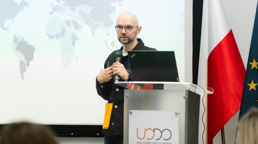 Zdjęcie z 22 i 23 października 2025 r., gdzie w siedzibie Urzędu Ochrony Danych Osobowych odbyła się konferencja szkoleniowa „Prywatność i sztuczna inteligencja w edukacji”, inaugurująca XVI edycję programu „Twoje dane – Twoja sprawa”