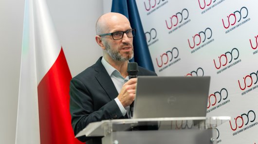 Zdjęcie z 22 i 23 października 2025 r., gdzie w siedzibie Urzędu Ochrony Danych Osobowych odbyła się konferencja szkoleniowa „Prywatność i sztuczna inteligencja w edukacji”, inaugurująca XVI edycję programu „Twoje dane – Twoja sprawa”