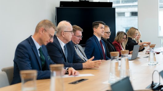 27 października 2025 r. w siedzibie UODO w Warszawie odbyło się spotkanie kierownictw Urzędu Ochrony Danych Osobowych i Krajowego Biura Wyborczego