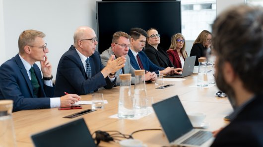 27 października 2025 r. w siedzibie UODO w Warszawie odbyło się spotkanie kierownictw Urzędu Ochrony Danych Osobowych i Krajowego Biura Wyborczego