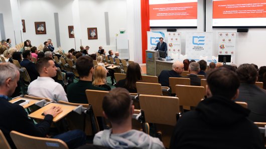 Zdjęcia auli z ludźmi. Na mównicy Mirosław Wróblewski, prezes UODO.