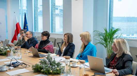 Zdjęcie ze spotkania Społecznego Zespołu Ekspertów przy Prezesie UODO i Grupy Roboczej ds. sztucznej inteligencji