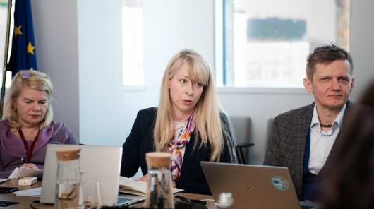 Zdjęcie ze spotkania Prezesa UODO z członkami Społecznego Zespołu Ekspertów przy Prezesie UODO oraz Grupy roboczej SZE do spraw sztucznej inteligencji.