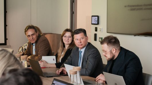 zdjęcie - przedstawiciele UODO spotkali się z IAB Polska, by omówić wątpliwości związane ze stosowaniem rozporządzenia 2024/900 w sprawie przejrzystości i targetowania reklamy politycznej. 