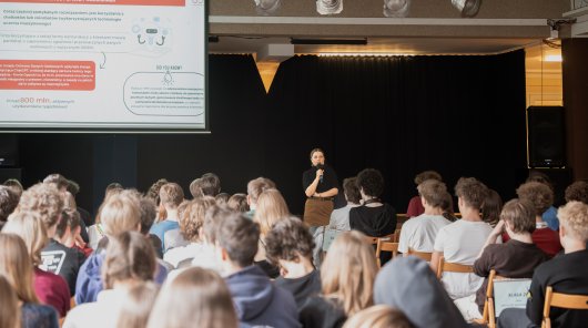 zdjęcie - Natalia Misiuk, zastępca dyrektora Departamentu Inicjatyw Edukacyjnych UODO wygłosiła wykład dla uczniów XLI Liceum Ogólnokształcącym im. Joachima Lelewela w Warszawie.