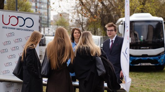 zdjęcie z 16 kwietnia 2026 r. Wydział Nauk Społecznych Uniwersytetu VIZJA przy ul. Okopowej 59, gdzie odbyło się wydarzenie, w ramach którego liczne instytucje i służby państwowe odpowiadające za szeroko pojęte bezpieczeństwo, zachęcały młodych ludzi do podjęcia u nich pracy