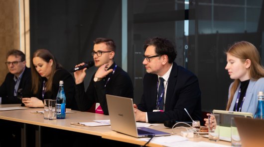 zdjęcie, w którym Prezes Urzędu Ochrony Danych Osobowych Mirosław Wróblewski 20 kwietnia uczestniczył w dyskusji „Dzieci w sieci. Jak możemy realnie wzmacniać bezpieczeństwo cyfrowe”