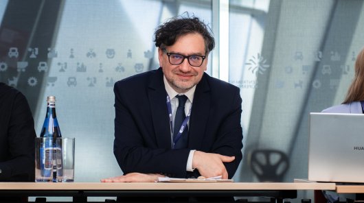 zdjęcie, w którym Prezes Urzędu Ochrony Danych Osobowych Mirosław Wróblewski 20 kwietnia uczestniczył w dyskusji „Dzieci w sieci. Jak możemy realnie wzmacniać bezpieczeństwo cyfrowe”