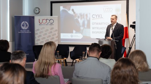 zdjęcie z 15 maja, gdzie w siedzibie Urzędu Ochrony Danych Osobowych odbył się inauguracyjny wykład i dyskusja z Cyklu Otwartych Wykładów Eksperckich. Pierwsze spotkanie współorganizowane było przez UODO i Krajową Izbę Radców Prawnych. 