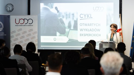 zdjęcie z 15 maja, gdzie w siedzibie Urzędu Ochrony Danych Osobowych odbył się inauguracyjny wykład i dyskusja z Cyklu Otwartych Wykładów Eksperckich. Pierwsze spotkanie współorganizowane było przez UODO i Krajową Izbę Radców Prawnych. 