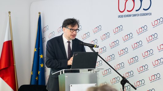 Zdjęcie przedstawia Prezesa UODO, Mirosława Wróblewskiego otwierającego konferencję  „Europejskie Ramy Cyfrowej Tożsamości (eIDAS2) w praktyce. Cyfrowa tożsamość i weryfikacja wieku w służbie ochrony dzieci i młodzieży”. 