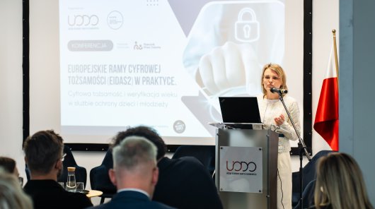 Zdjęcie przedstawia Katarzynę Hernandez, Dyrektorka Zespołu Edukacji Cyfrowej i Bezpieczeństwa w Sieci w Biurze Rzecznika Praw Dziecka  w czasie swojego wystąpienia 