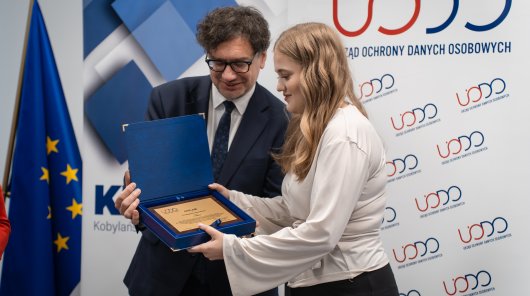 zdjęcie z 11 czerwca 2026 r., gdzie w siedzibie Urzędu Ochrony Danych Osobowych odbyło się uroczyste wręczenie nagród laureatom XIV edycji konkursu na esej dla studentów prawa i administracji.