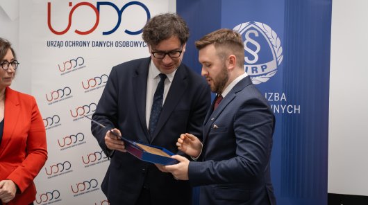 zdjęcie z 11 czerwca 2026 r., gdzie w siedzibie Urzędu Ochrony Danych Osobowych odbyło się uroczyste wręczenie nagród laureatom XIV edycji konkursu na esej dla studentów prawa i administracji.