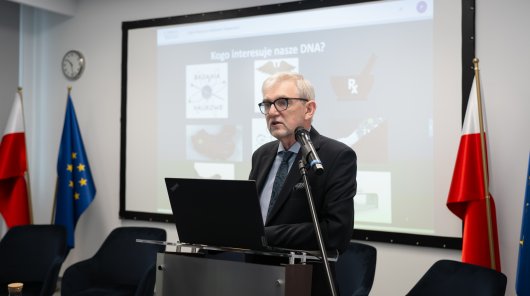 zdjęcie 11 czerwca 2026 r., gdzie odbył się drugi z organizowanej przez Urząd Ochrony Danych Osobowych serii Otwartych Wykładów Eksperckich. Dotyczył on kwestii przetwarzania danych genetycznych oraz problemów – prawnych, technicznych i praktycznych – jakie się z tym wiążą.