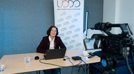 zdjęcie z 12 czerwca 2026 r., gdzie odbył się otwarty wykład ekspercki z cyklu „Ochrona danych i technologia”, organizowany przez Urząd Ochrony Danych Osobowych we współpracy ze Społecznym Zespołem Ekspertów przy Prezesie UODO. Wykład pt. „Bilet w jedną stronę: Jak dowieść nieodwracalności anonimizacji w projektach Al i data science?” wygłosiła mgr inż. Mariola Więckowska, członkini Społecznego Zespołu Ekspertów przy Prezesie UODO.
