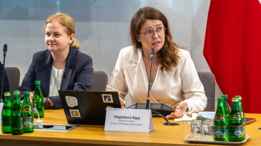 zdjęcie z 15 czerwca 2026 r. w Sejmie RP, podczas posiedzenia Komisji ds. Dzieci i Młodzieży, gdzie zaprezentowano raport „Internet dzieci 2026”, przygotowanego przez Fundację Instytut Cyfrowego Obywatelstwa, Polskie Badania Internetu, firmę Gemius oraz Państwową Komisję do spraw przeciwdziałania wykorzystaniu seksualnemu małoletnich poniżej lat 15. Urząd Ochrony Danych Osobowych jest jednym z patronów tego raportu.