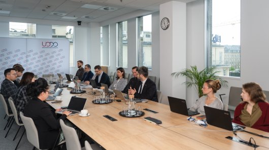 Zdjęcie - 21 lipca 2026 r. w siedzibie Urzędu Ochrony Danych Osobowych odbyło się spotkanie przedstawicieli Urzędu Ochrony Danych Osobowych oraz Urzędu Komunikacji Elektronicznej