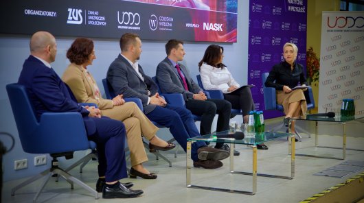 Zdjęcie uczestników panelu podczas seminarium ZUS i UODO w Legnicy 