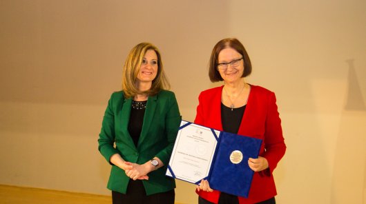 Laureatka Nagrody im. Michała Serzyckiego w 2019 roku profesor Irena Lipowicz (po prawej) i Edyta Bielak-Jomaa, Prezes UODO (po lewej). 